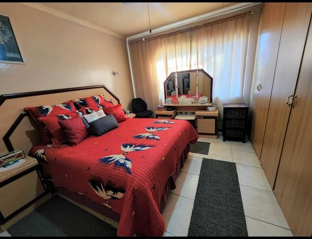 3 BEDROOM HOUSE FOR SALE IN NEWCLAIR